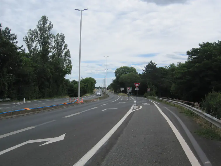 Poitiers, Radspur an einer Ausfahrt