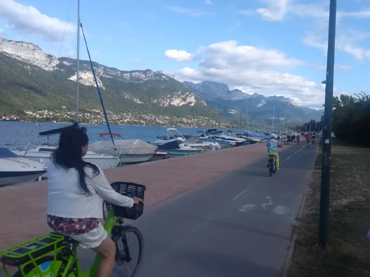 Radweg am Lac d&rsquo;Annecy