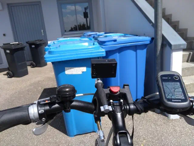 Kamera mit Mini-Stativ am Lenker