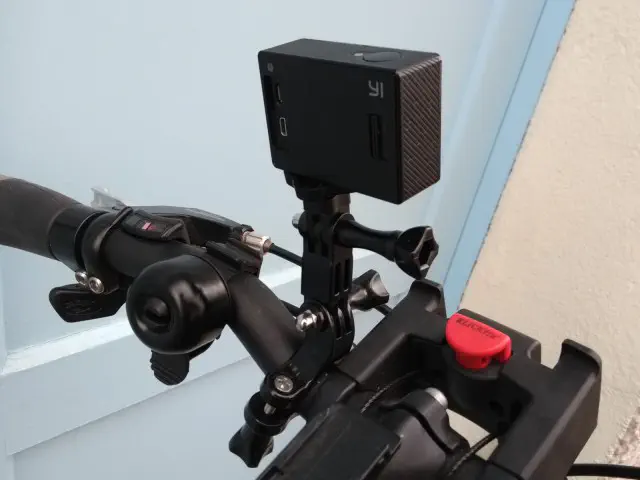 YI Action Camera mit Lenkerhalterung