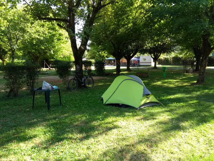 Auf dem Campingplatz von Les-Quatre-Routes-du-Lot