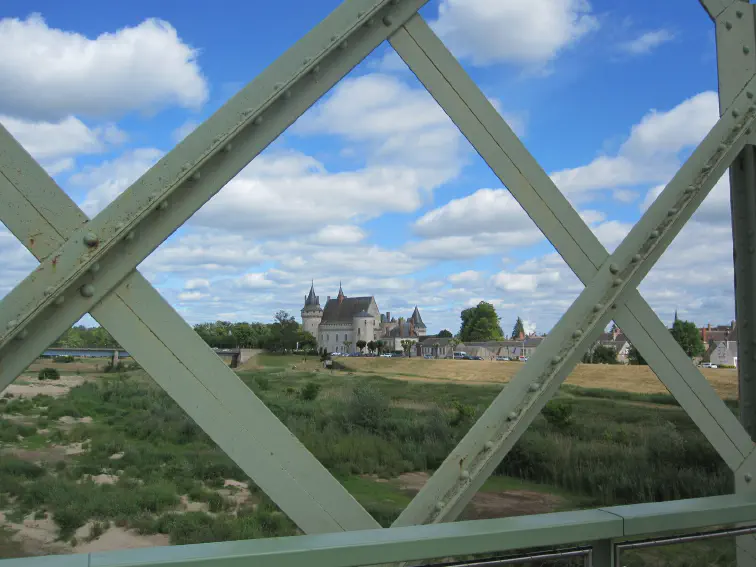 Blick von der Brücke auf das Schloß von Sully