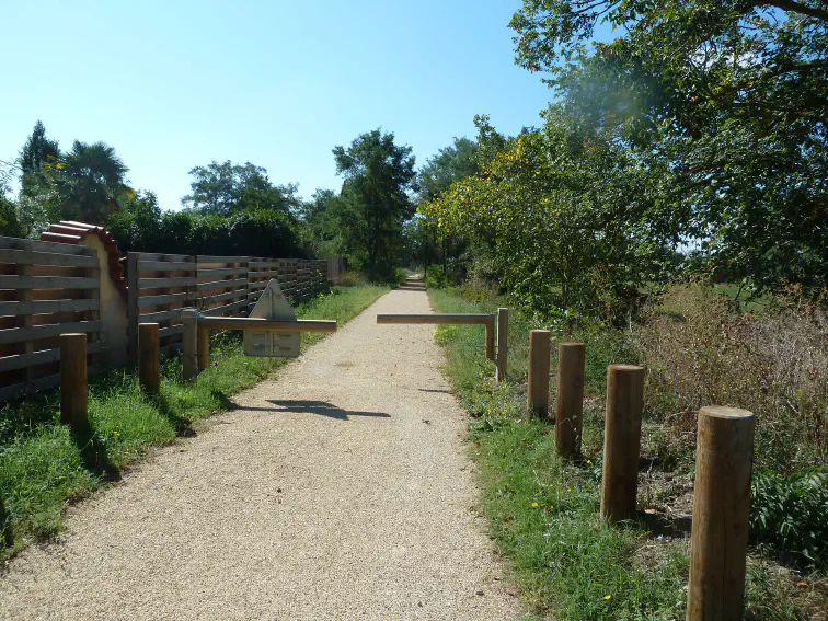 Beginn des Bahntrassenwegs &ldquo;Voie Verte du Canal du Midi à  à Montségur&rdquo;