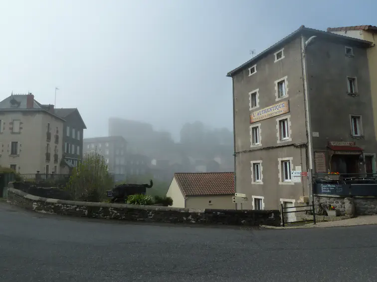 St.Privat-d&rsquo;Allier im Morgennebel