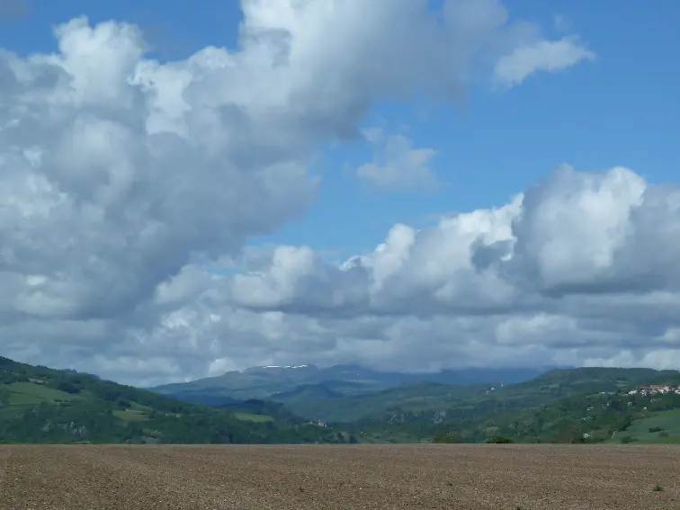 In der Ferne zu erkennen: Die Monts Dore mit dem Puy de Sancy