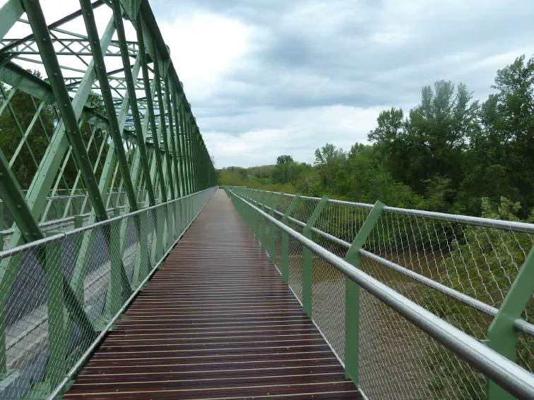 Ein an die alte Brücke angedockter Radweg