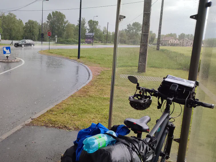 Ein letztes mal Schutz vor dem Regen im Wartehäuschen