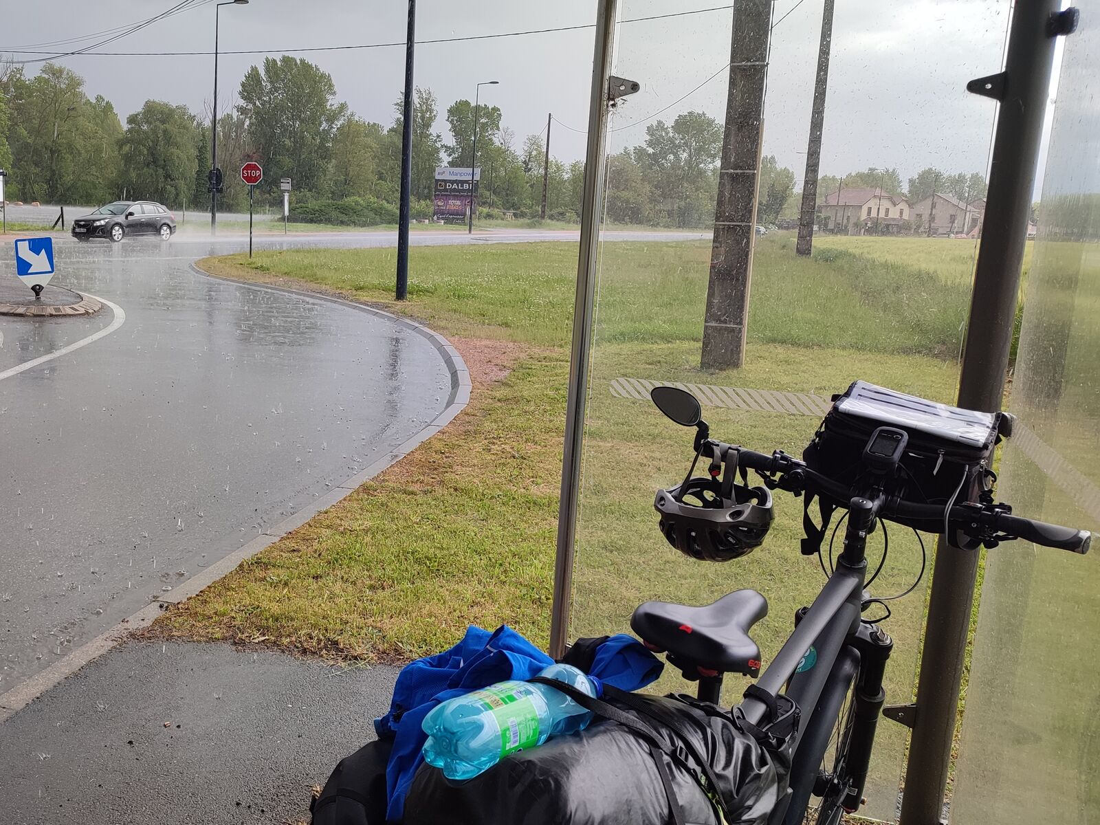 Ein letztes mal Schutz vor dem Regen im Wartehäuschen