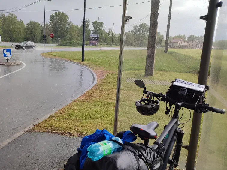 Ein letztes mal Schutz vor dem Regen im Wartehäuschen
