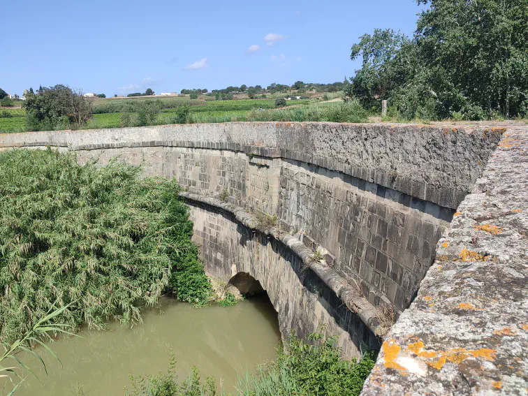 Kanalbrücke von Répudre, erbaut 1680. Älteste noch schiffbare Kanalbrücke der Welt.