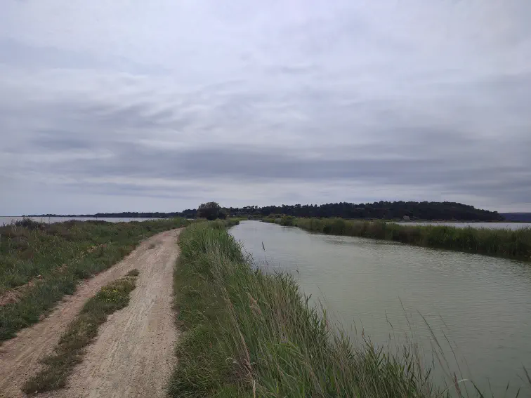 Am Canal de la Robine zwischen Narbonne und Port-la-Nouvelle