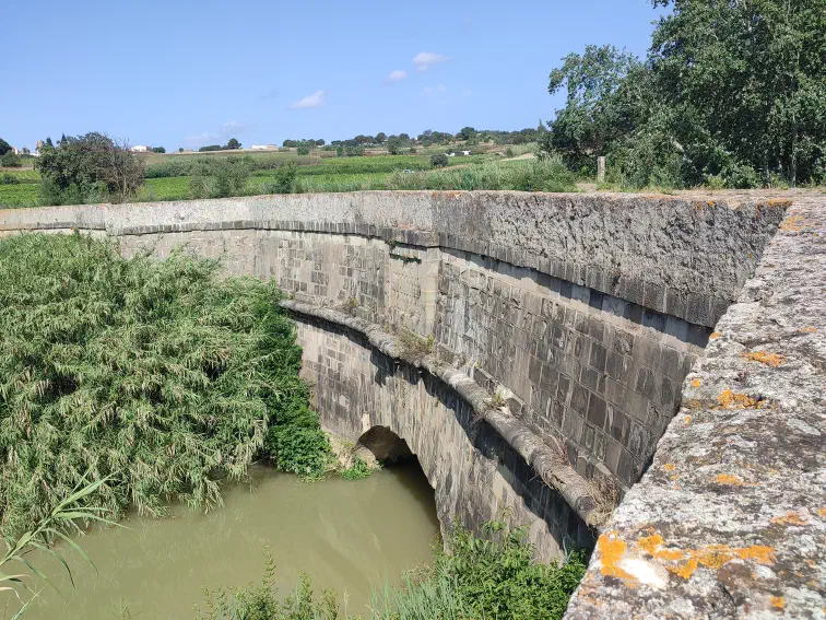 Kanalbrücke von Répudre, erbaut 1680. Älteste noch schiffbare Kanalbrücke der Welt.